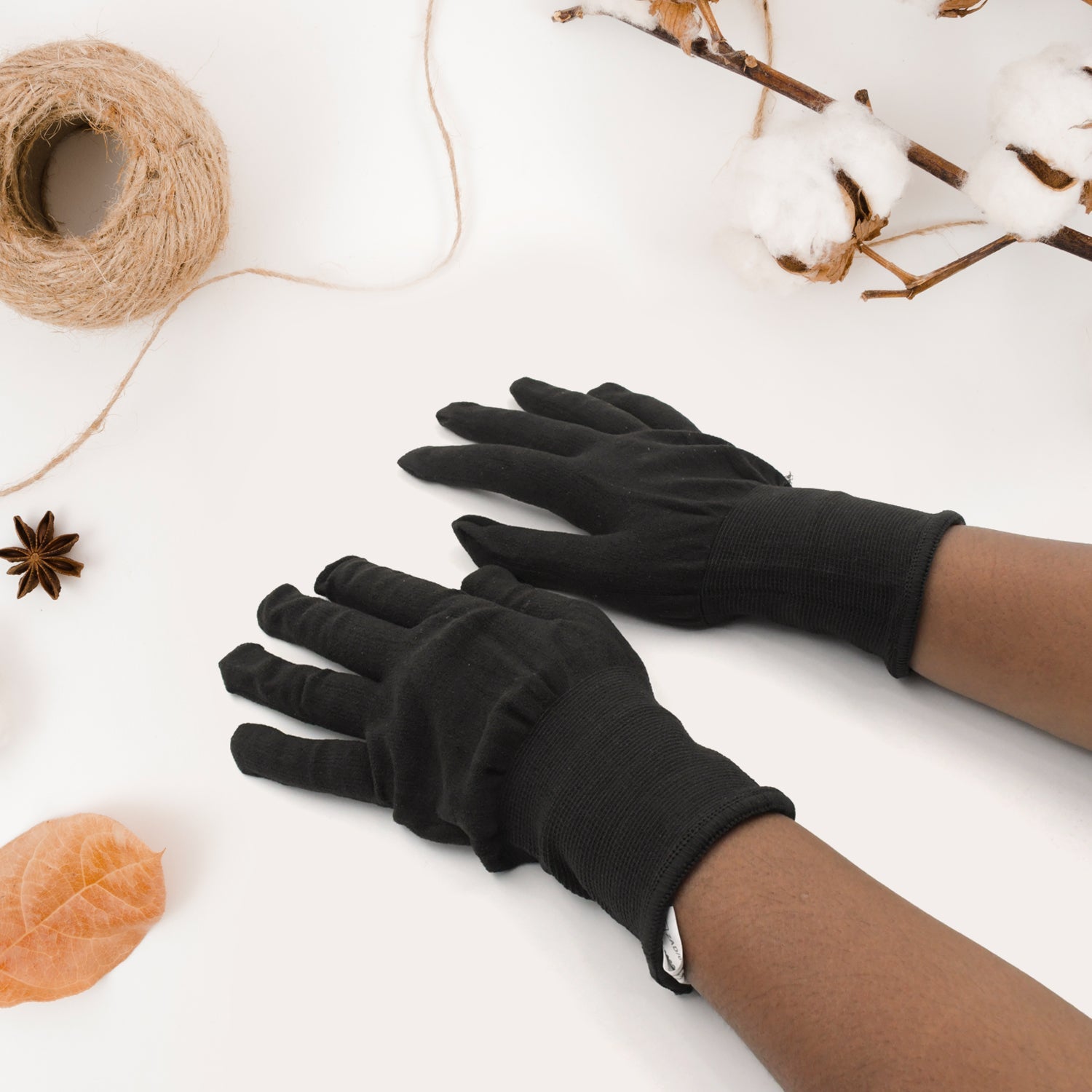 Cut-proof gloves with heat-resistant features Cut-proof gloves with heat-resistant features